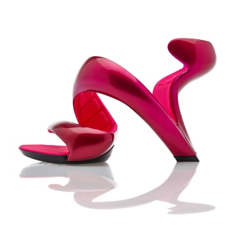 Julian Hakes - Mojito is a unique shoe design. It is a single wrapped geometry which starts under the ball of the foot, sweep over the bridge, then down below the heel before twisting back on itself to provide the support for the heel.